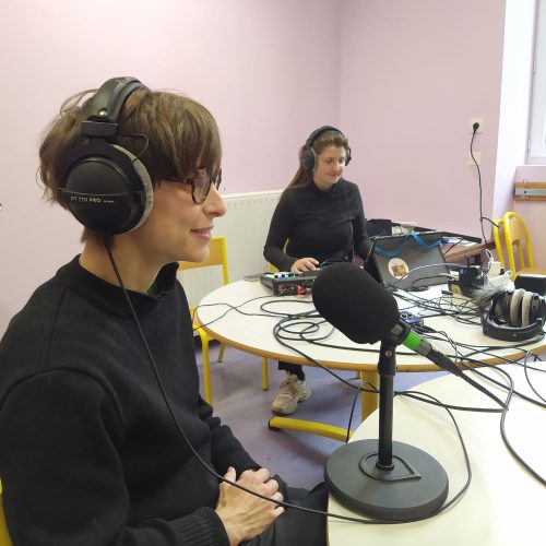 Phot de l'interview de Juliette Binet par les élèves de l'école Paul Bert d'Argenton sur Creuse présentée par Radio Dynamo
